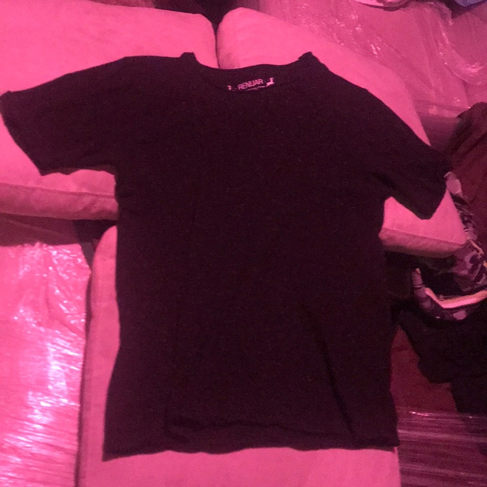 Black t shirt with weight dots